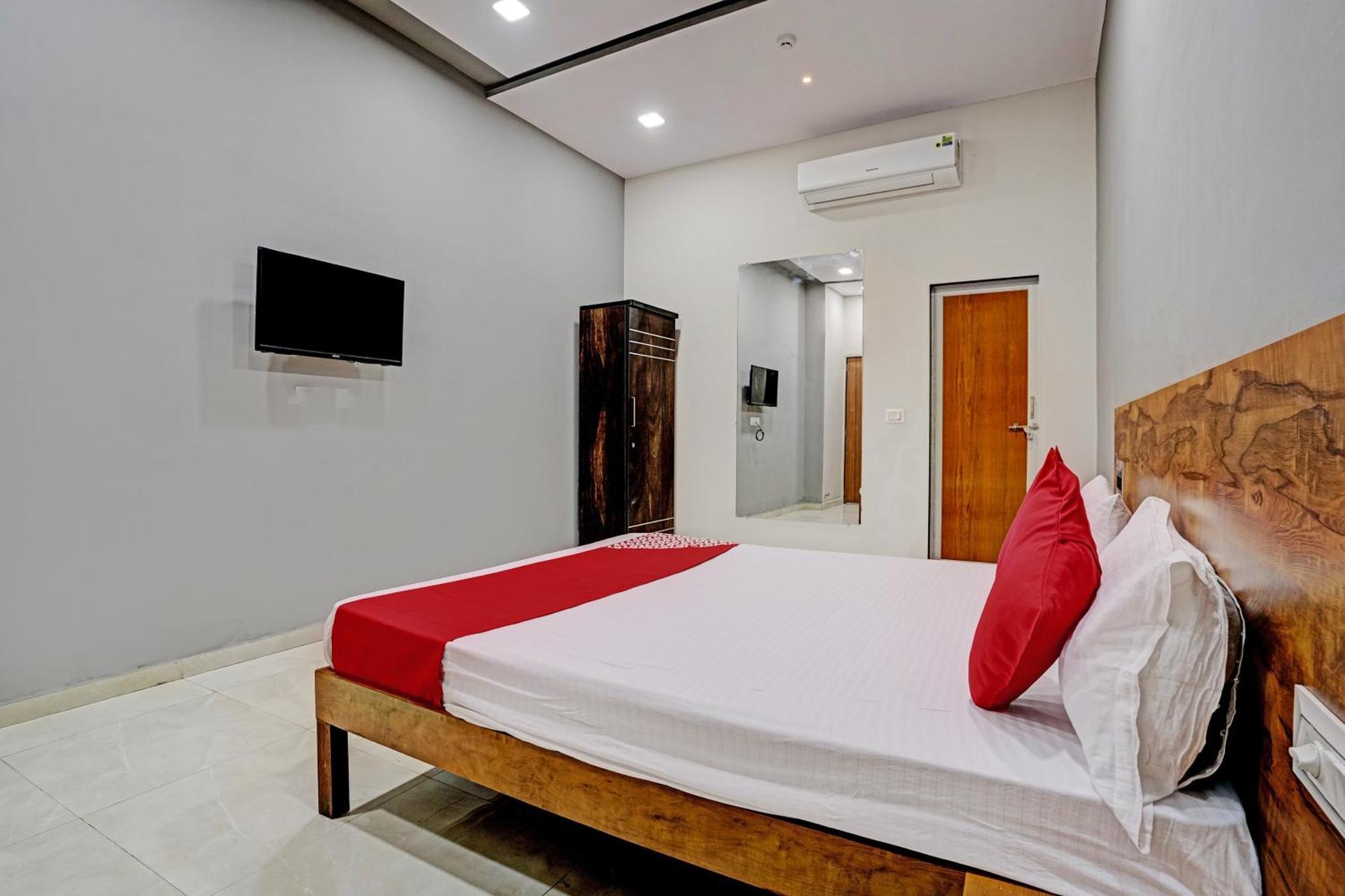 Oyo Flagship Hotel 9 Σουράτ Εξωτερικό φωτογραφία