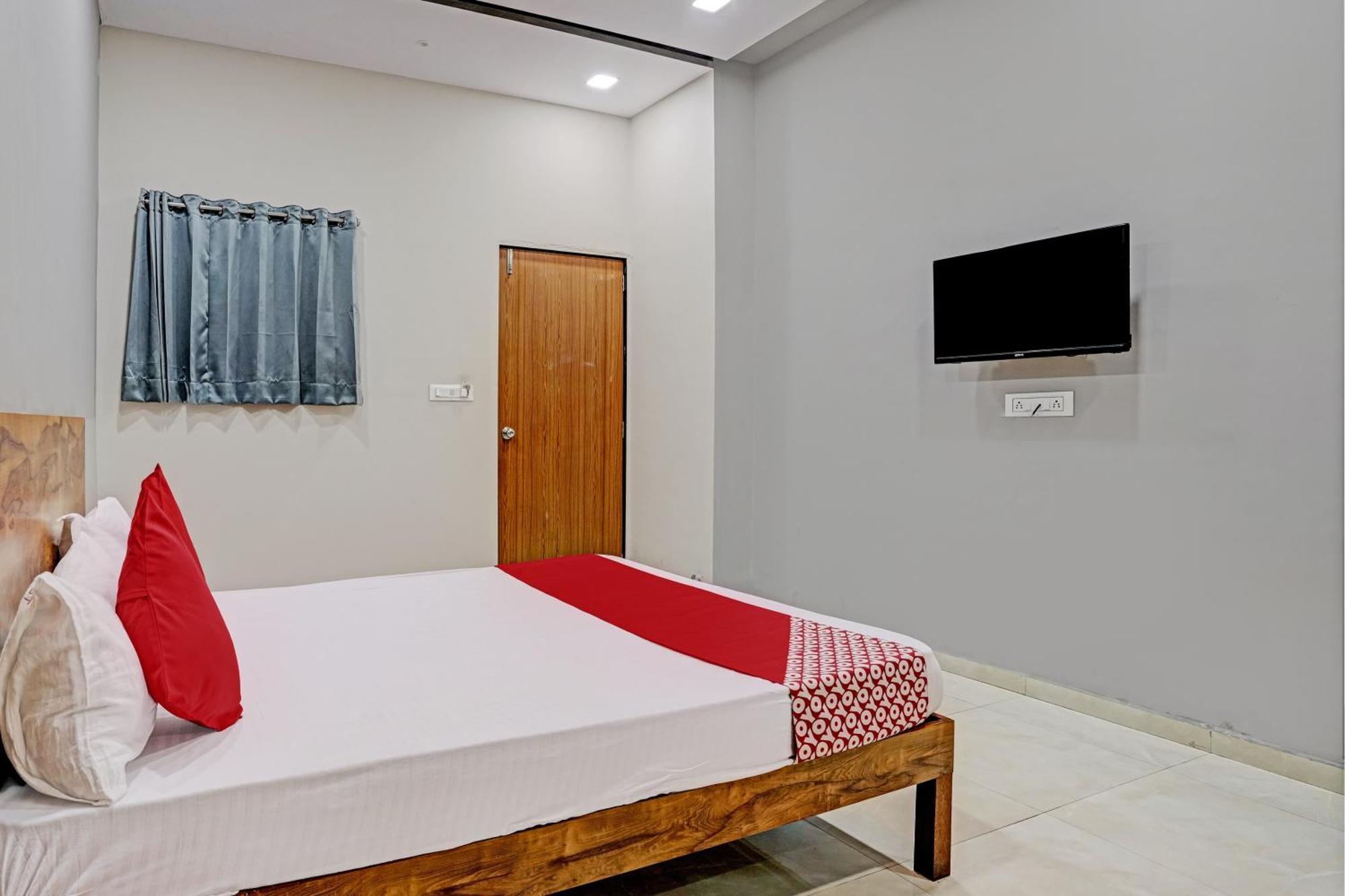 Oyo Flagship Hotel 9 Σουράτ Εξωτερικό φωτογραφία