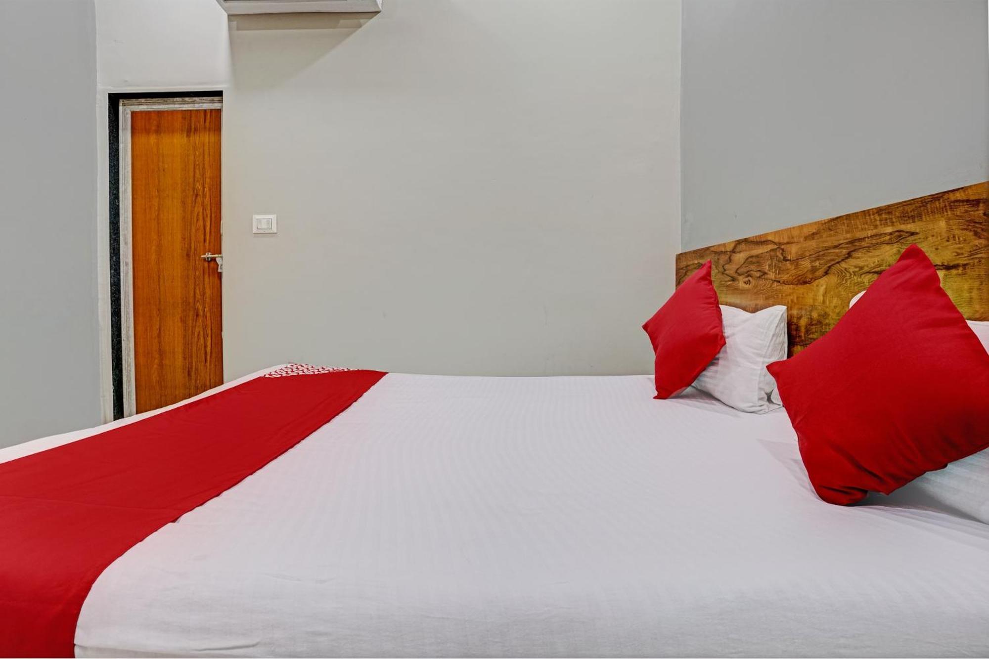Oyo Flagship Hotel 9 Σουράτ Εξωτερικό φωτογραφία