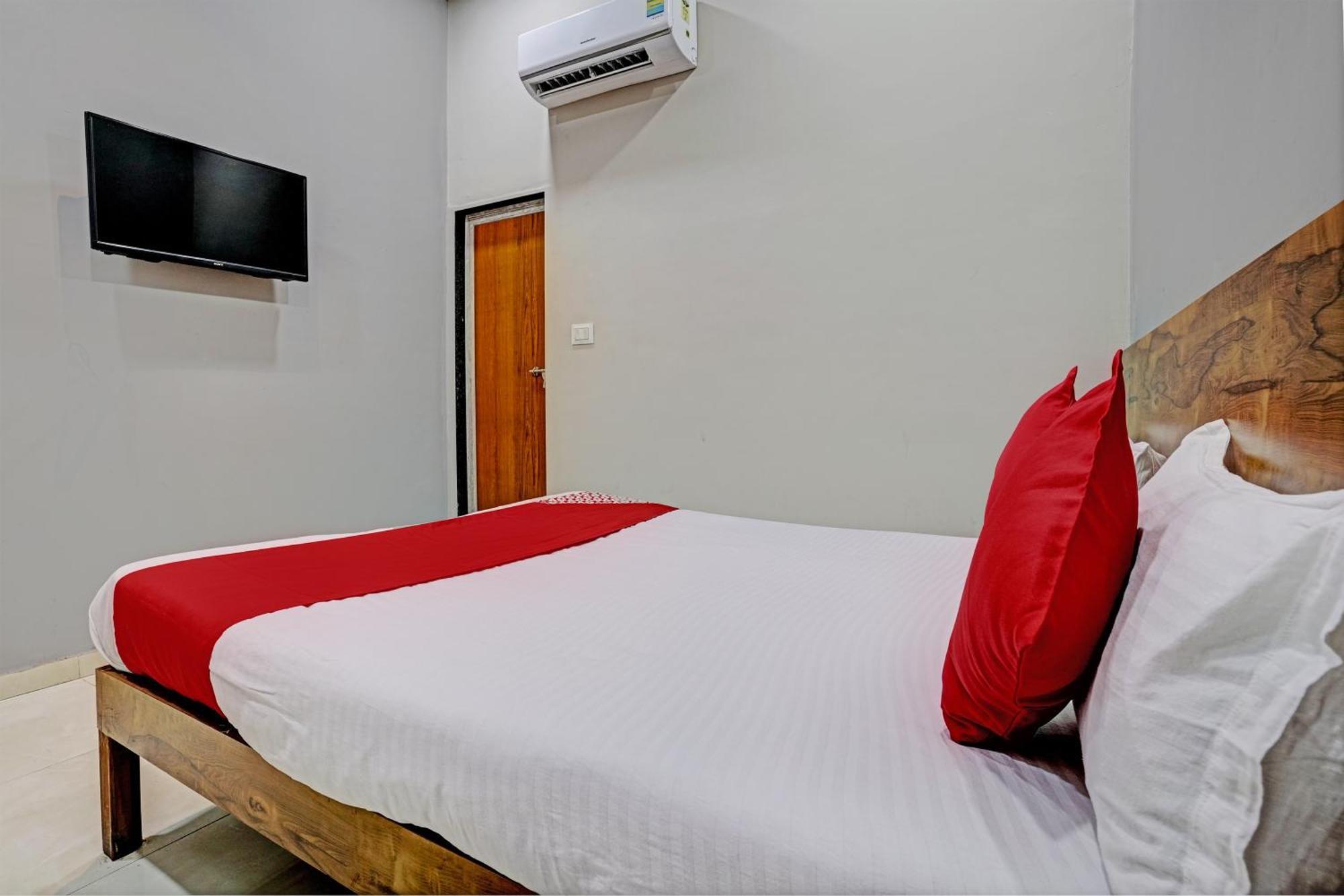 Oyo Flagship Hotel 9 Σουράτ Εξωτερικό φωτογραφία
