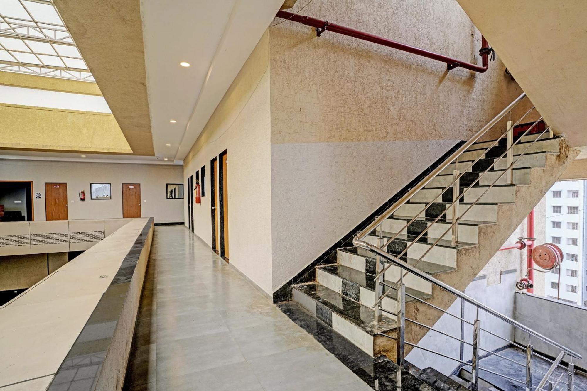 Oyo Flagship Hotel 9 Σουράτ Εξωτερικό φωτογραφία